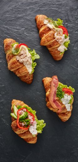 Croissant med hønsesalat eller rejer